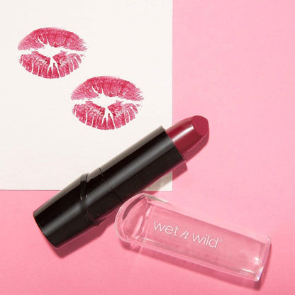 wet n wild Silk Finish Lipstick, Hydrating Rich Buildable Lip Color, Formulated with Vitamins A,E, & Macadamia for Ultimate Hydration, Cruelty-Free & Vegan - A Short Affair