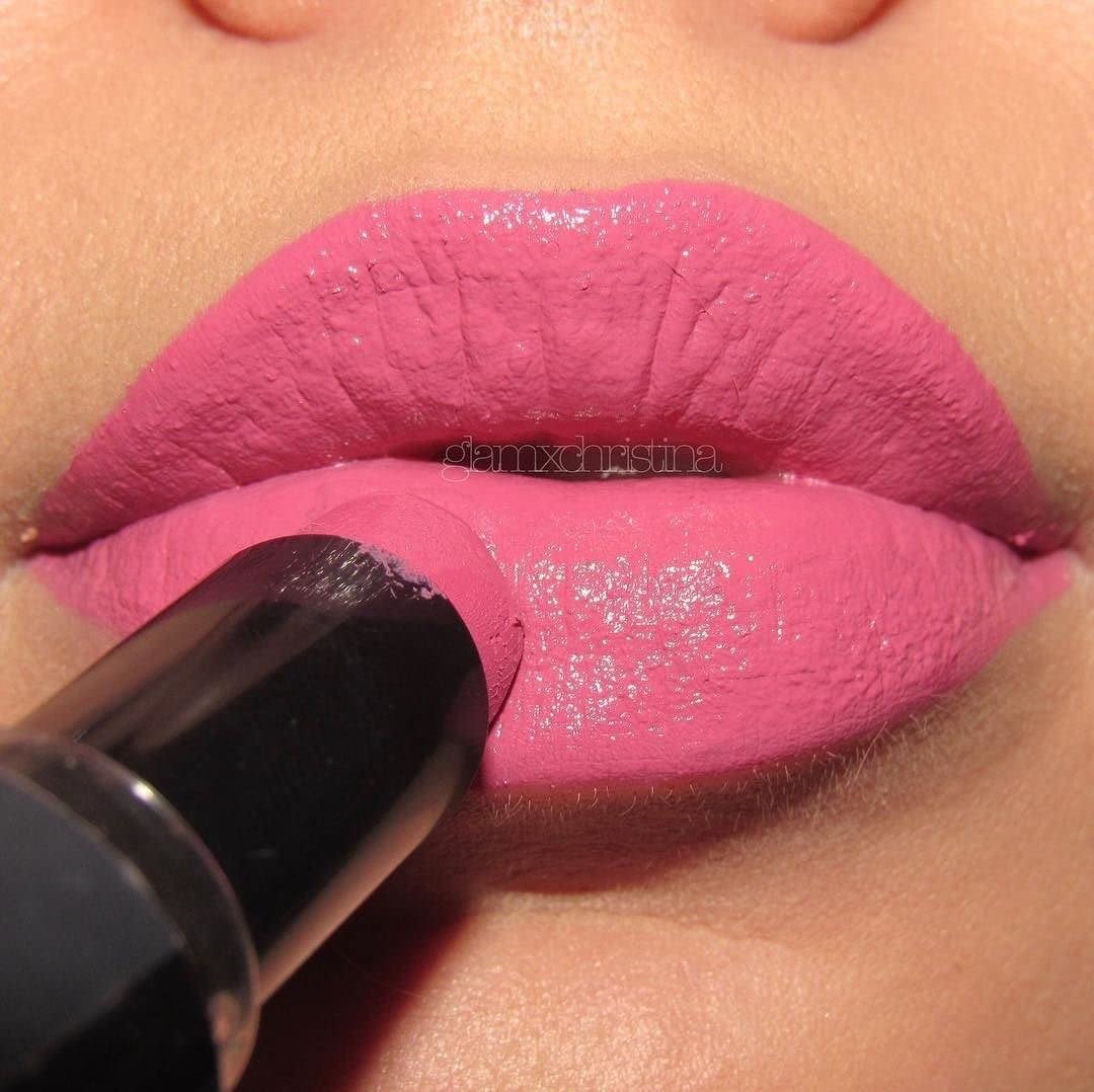 wet n wild Silk Finish Lipstick, Hydrating Rich Buildable Lip Color, Formulated with Vitamins A,E, & Macadamia for Ultimate Hydration, Cruelty-Free & Vegan - A Short Affair