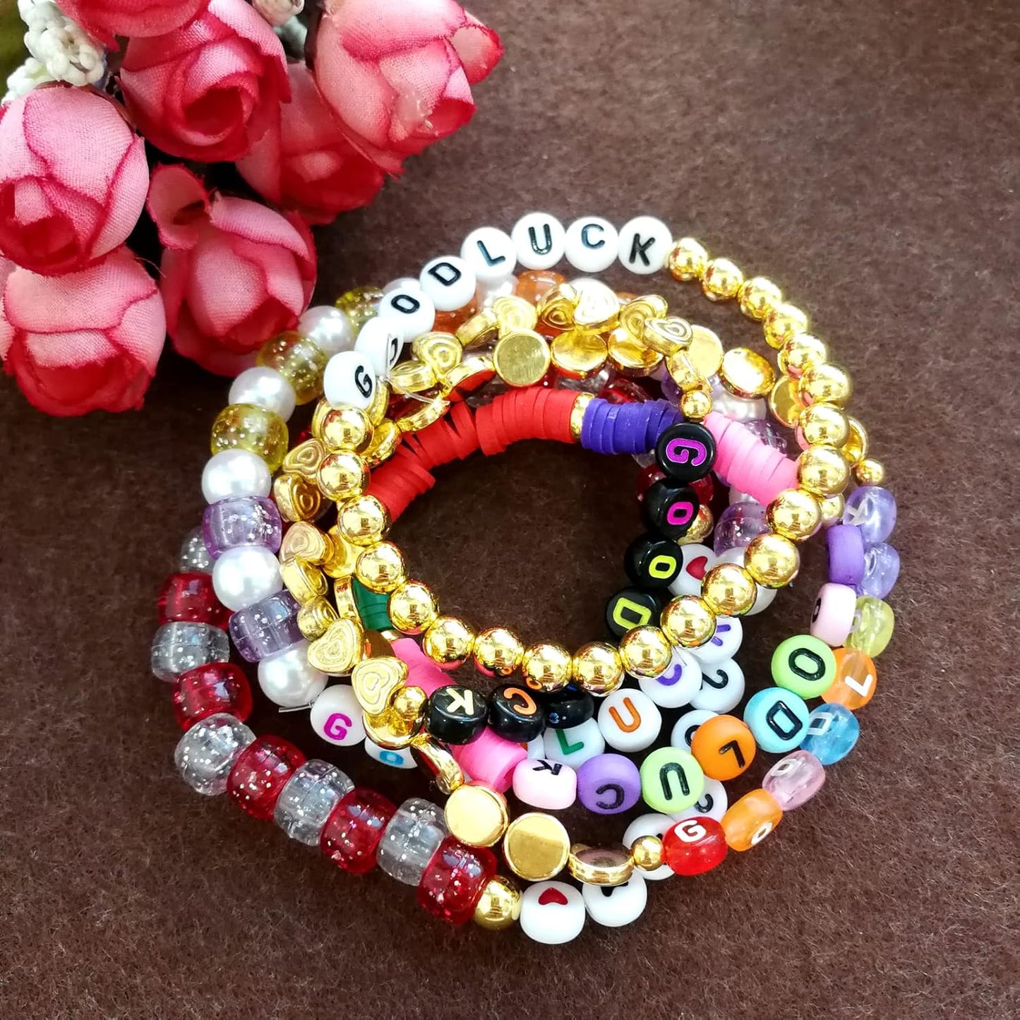 Looconi 810pcs Gold Letter Beads Square 6x6mm White Cube Acrylic Alphabet A-Z with Heart Pattern and Crystal Line for Jewelry Making