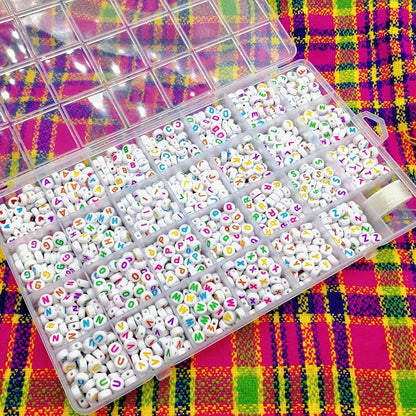 Looconi 810pcs Gold Letter Beads Square 6x6mm White Cube Acrylic Alphabet A-Z with Heart Pattern and Crystal Line for Jewelry Making