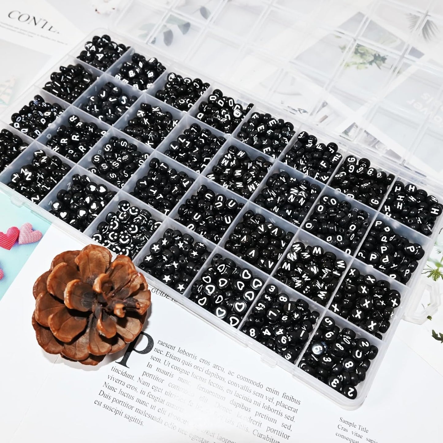 Looconi 810pcs Gold Letter Beads Square 6x6mm White Cube Acrylic Alphabet A-Z with Heart Pattern and Crystal Line for Jewelry Making